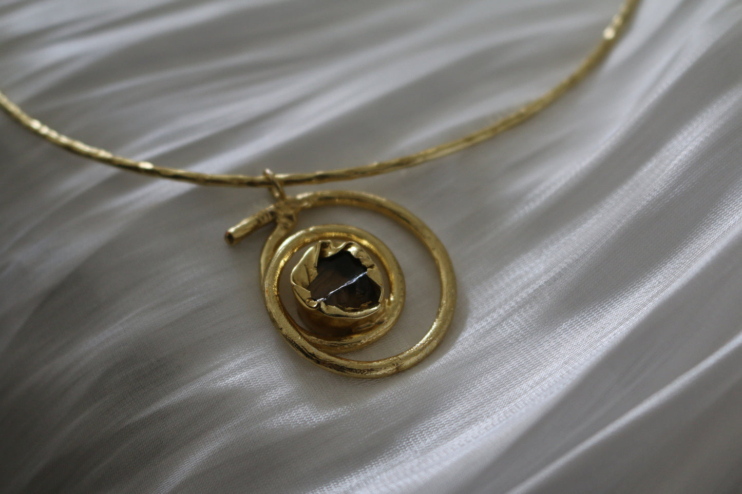 Victoria Simple Brown Stone Choker